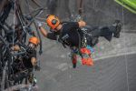 Techniciens formés par Jarnias Formation qui travaillent en sécurité avec équipements de protection individuelle et cordes